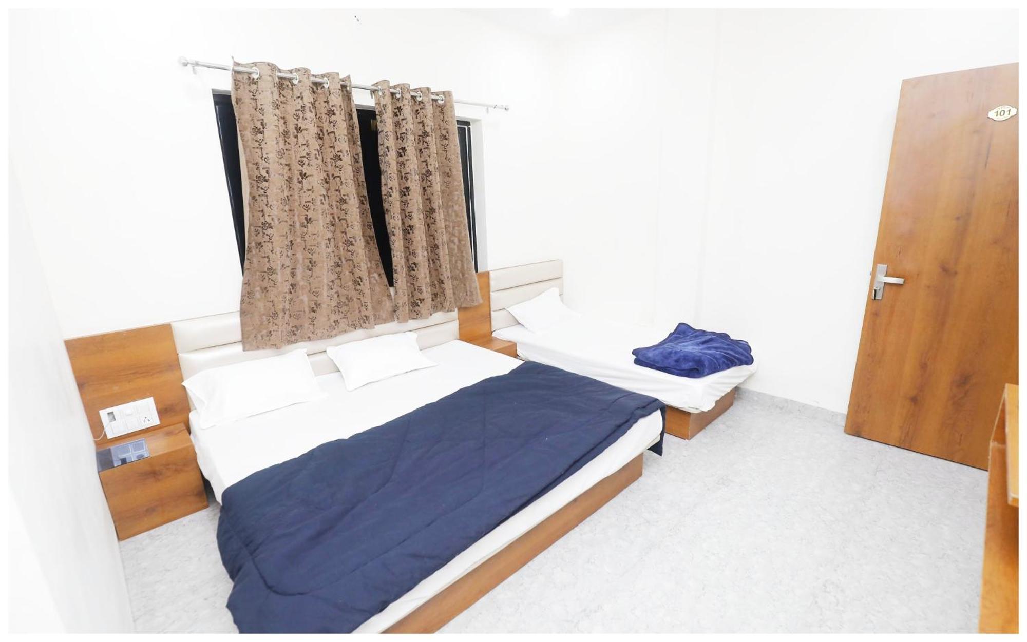Premium Hotel Ujjain - G A R I M A - Near Mahakal Temple And Rivar - Railway Station - Hygiene & Spacious Room - With Wifi- And Parking Facilities - Best Hotel In Ujjain Extérieur photo