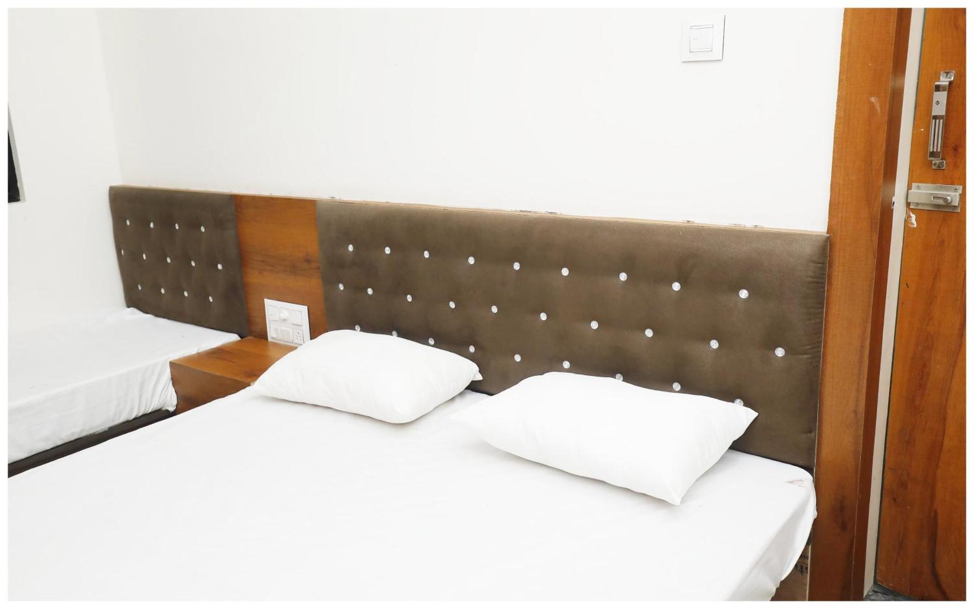 Premium Hotel Ujjain - G A R I M A - Near Mahakal Temple And Rivar - Railway Station - Hygiene & Spacious Room - With Wifi- And Parking Facilities - Best Hotel In Ujjain Extérieur photo